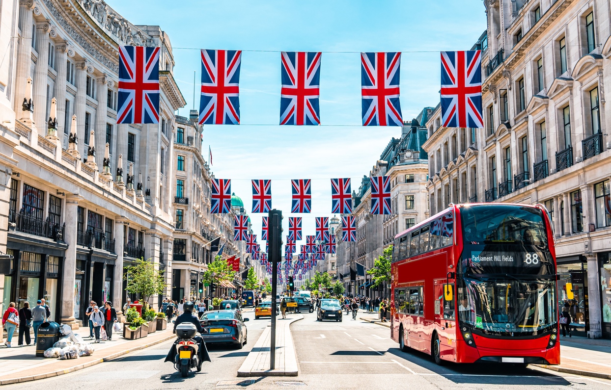 À Londre, double decker et Union Jacks sur Oxford Street pour le jubilé de platine de la reine Elizabeth II. © iStock / Chunyip Wong