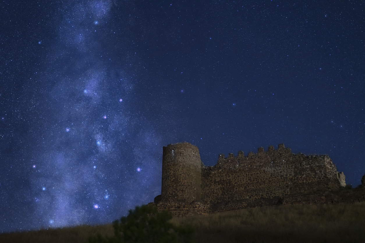 Vue nocturne de la Voie lactée depuis le château d’Almonacid de Tolède  © iStock / Sergio Cervera Moreno