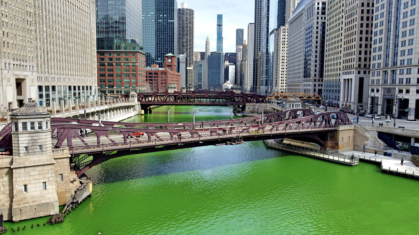 La Chicago River teinte en vert à l'occasion de la Saint-Patrick © iStock / Perry Spring
