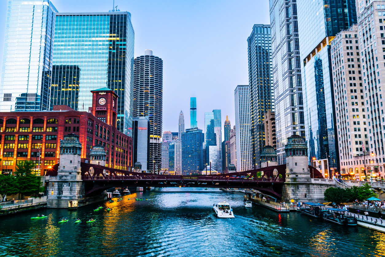 La "Riverwalk" de Chicago et ses gratte-ciels  ©  iStock / Steve King