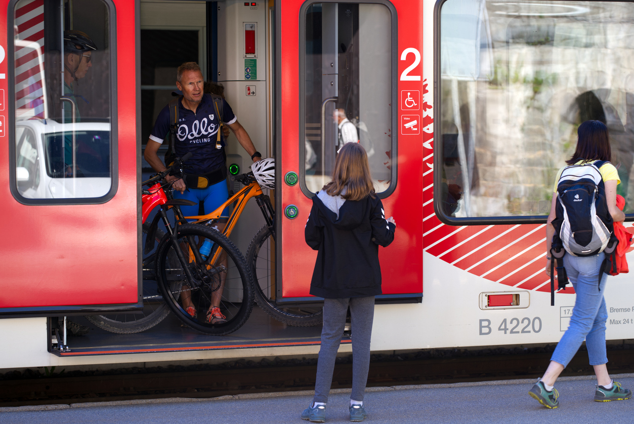 Train et vélo près d'Andermatt en Suisse  ©. iStock / Michael Derrer Fuchs