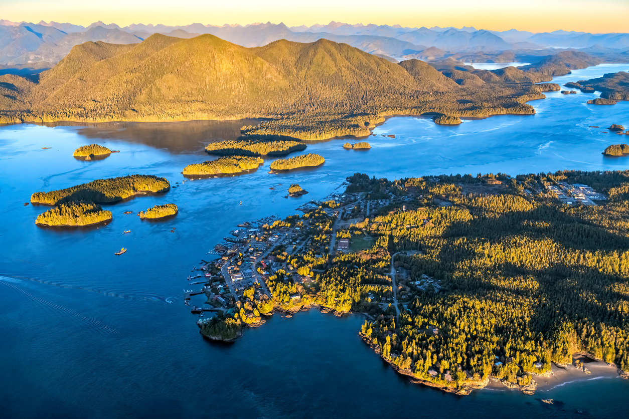 La baie Clayoquot près de Tofino, île de Victoria, Colombie britannique © iStock / Dave Hutchison