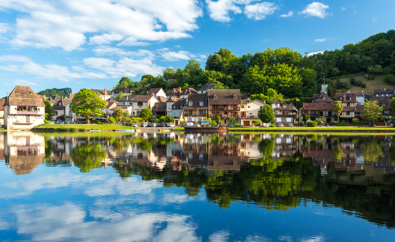 La rivière Dordogne à Beaulieu sur Dordogne en Corrèze, région Nouvelle-Aquitaine, France.  © iStock / pkawasaki