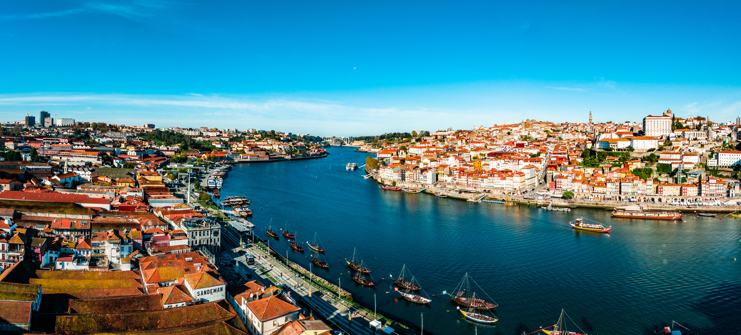 La ville de Porto, le fleuve Douro et à gauche Vila Nova de Gaia, au Portugal  © iStock / Chunyip Wong