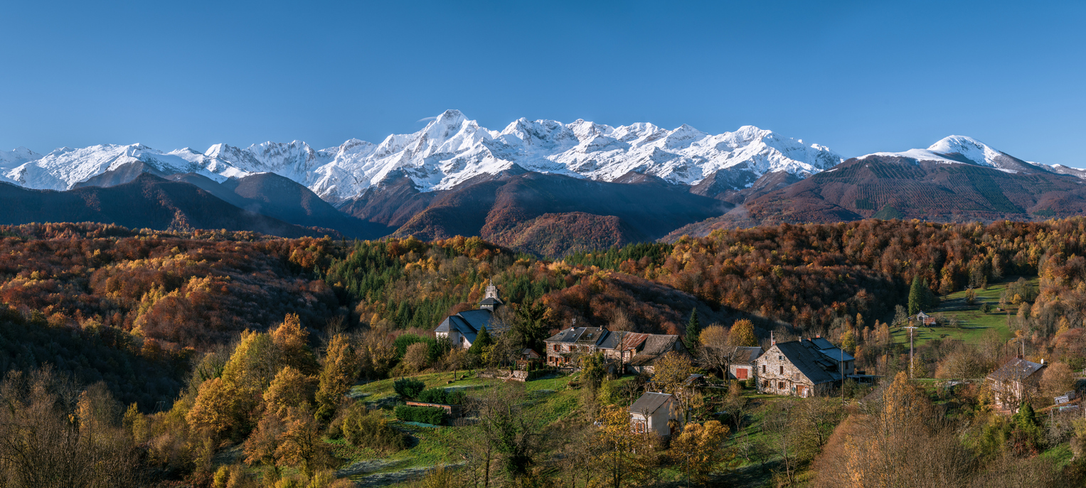 Village de montagne dans les Pyrénées ariégiennes dans le sud-ouest de la France © iStock / Marc Andreu