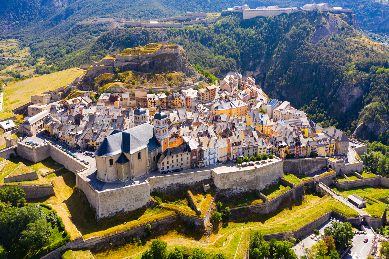 Vue sur la ville fortifiée de Briançon.  © iStock / JackF