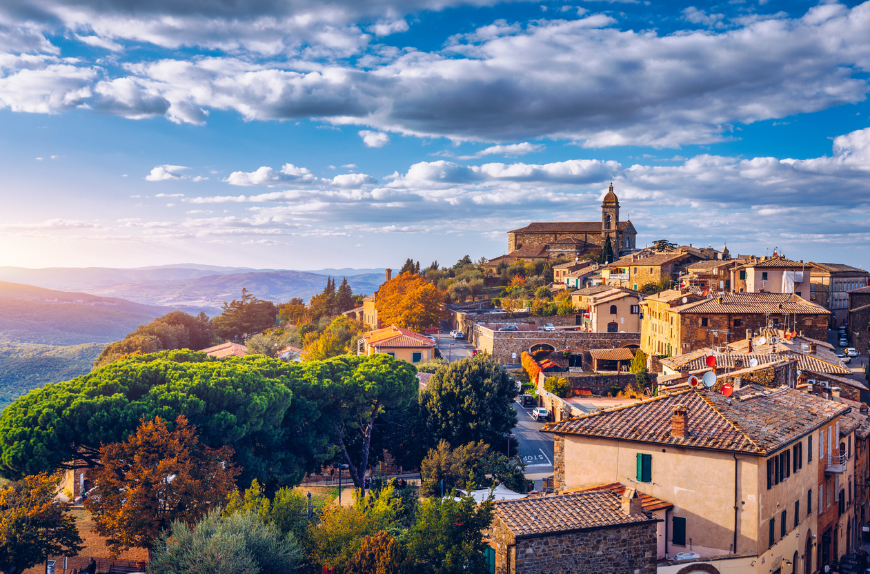 Montalcino en Toscane, Italie du nord. © iStock / DaLiu