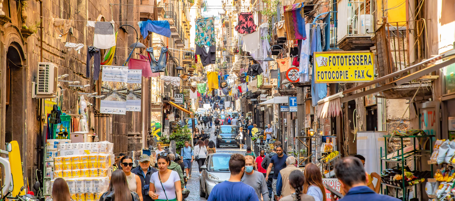 L'animée Via dei Tribunali dans la vieille ville de Naples, Italie, où se situe l'histoire du roman L’Amie prodigieuse d'Elena Ferrante. © iStock / arcady_31