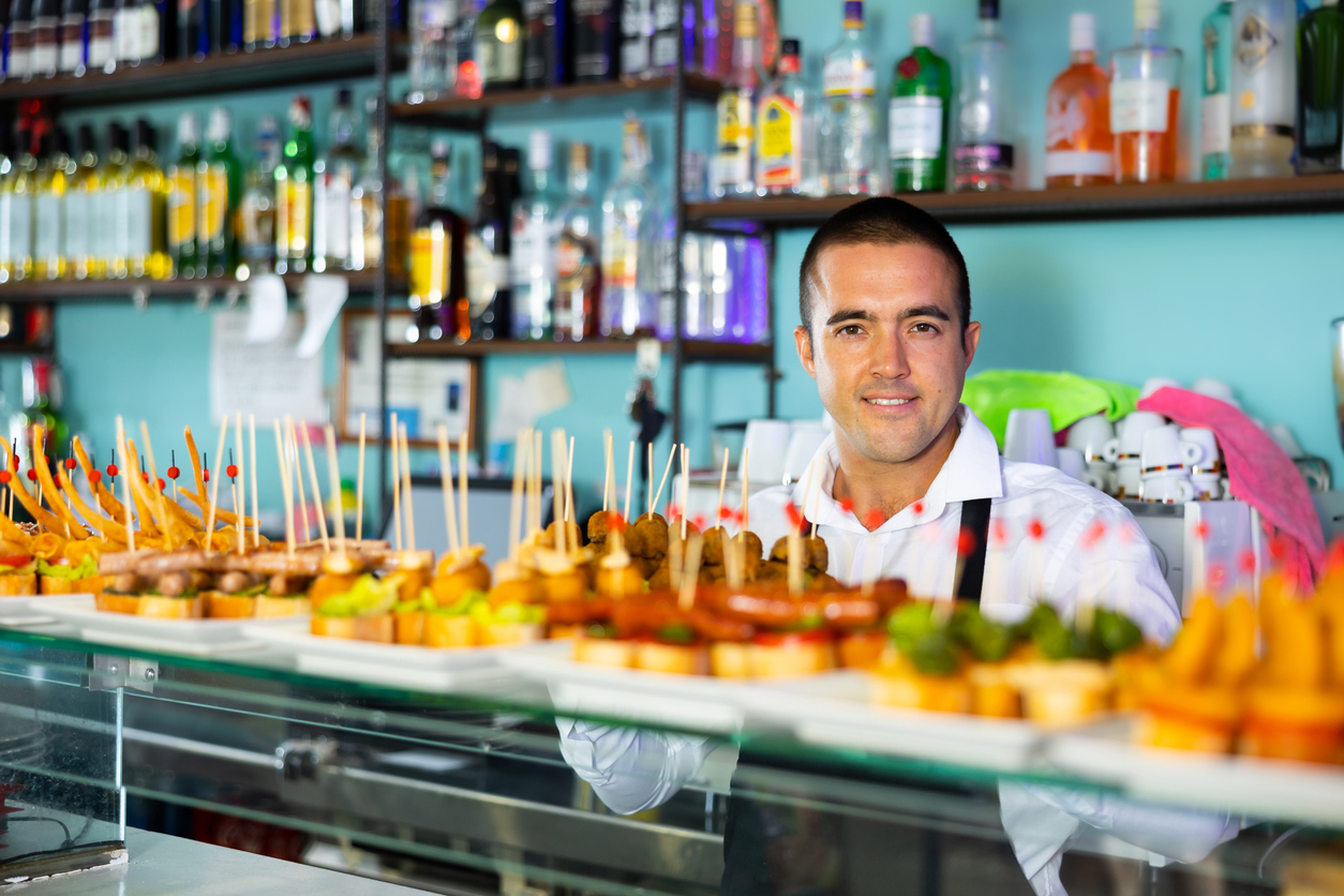 <i>Pintxos</i> dans un bar © iStock / JackF