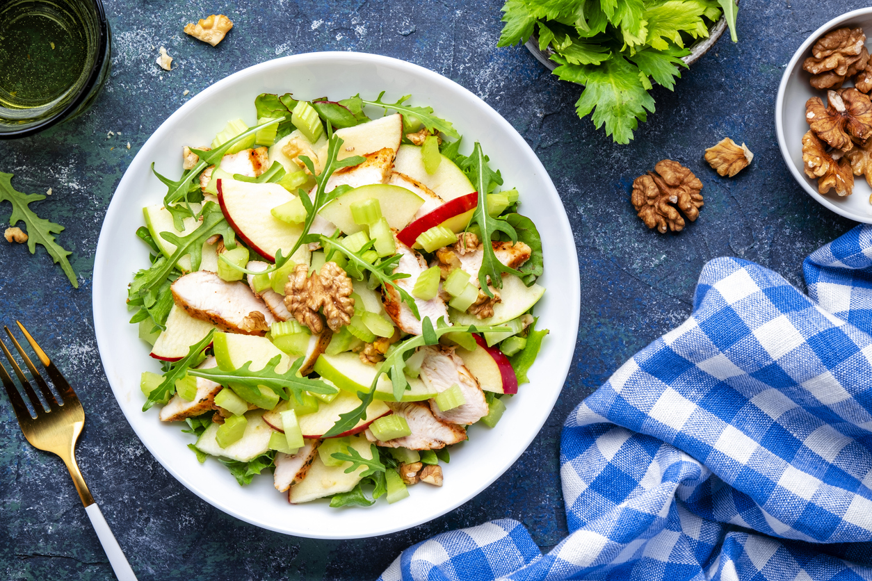 La salade waldorf, créée vers 1893 à l'hôtel Waldorf de New York, maintenant le Waldorf-Astoria © iStock / 5PH