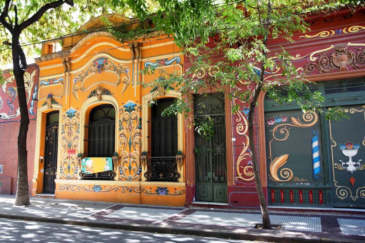 Fileteado sur des façades de maison à Buenos Aires, Argentine.  © iStock / Grafissimo
