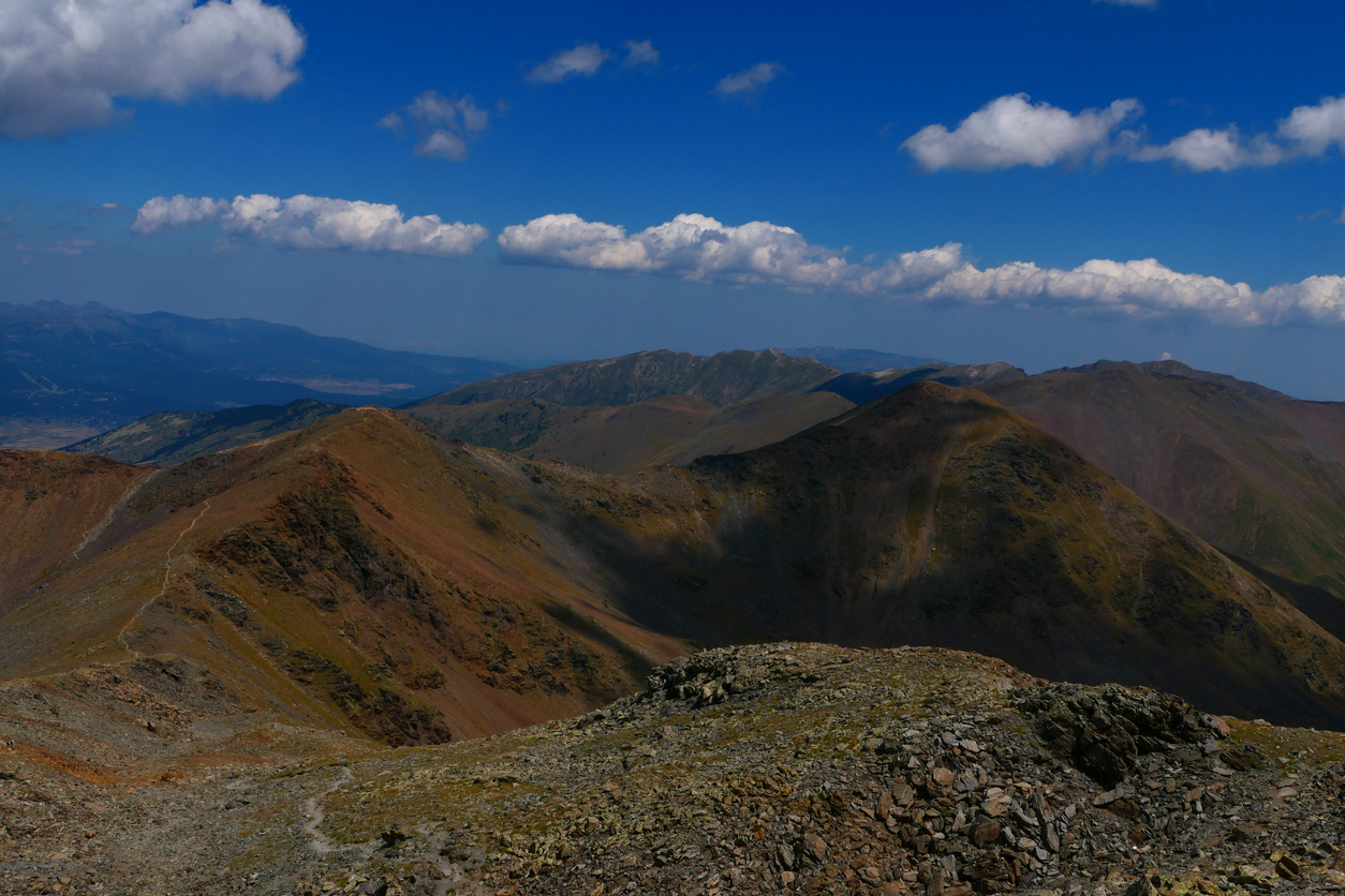 Au cours de la randonnée au Puigmal, un massif qui culmine à 2910 m.  © iStock /Y van Tessier