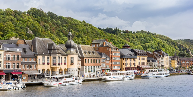 Le quai de Dinant, Belgique, sur la Meuse.  © iStock / venemama