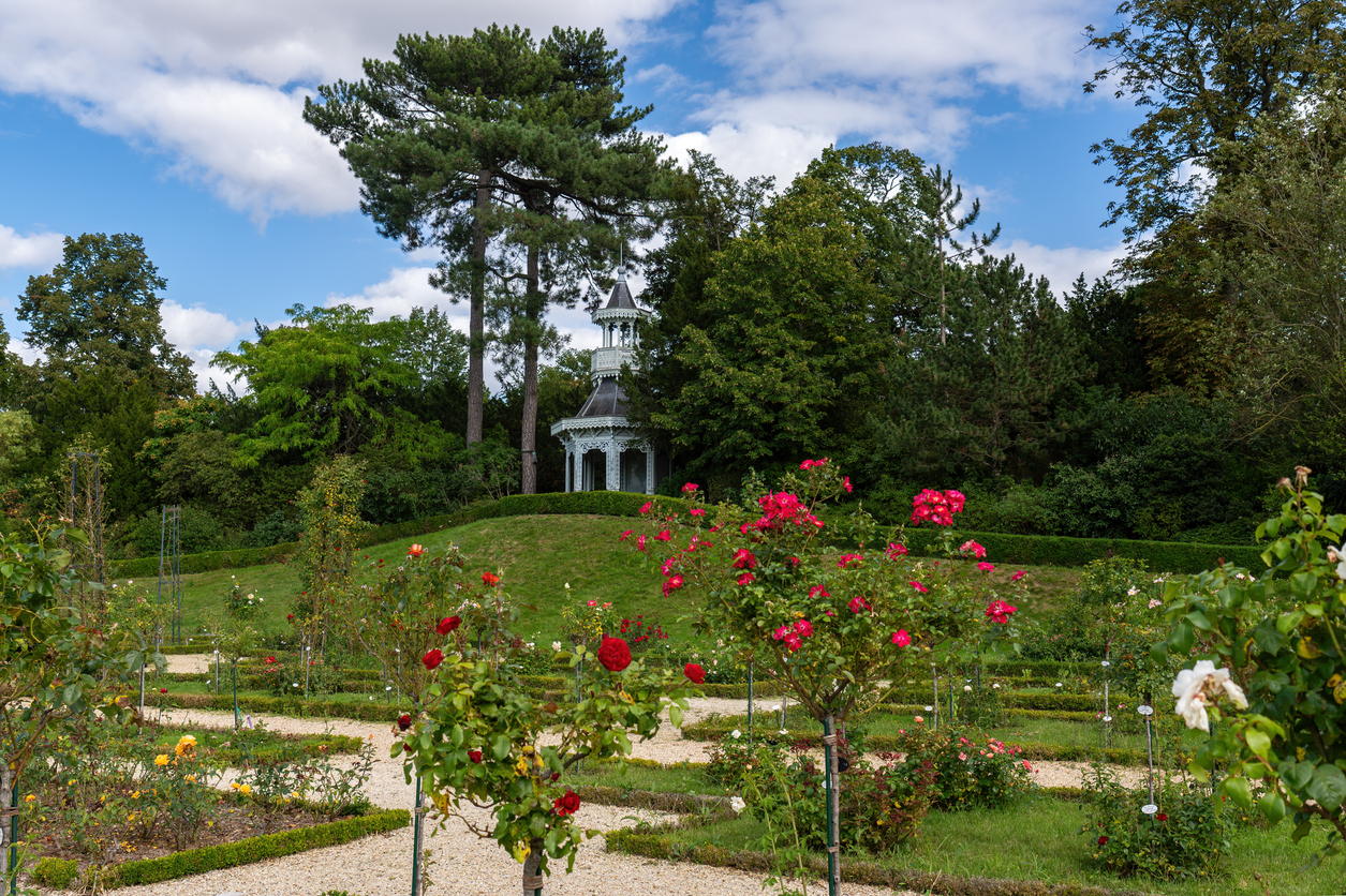 Le Parc de Bagatelle et sa roseraie, dans le Bois de Boulogne, Paris © iStock / UlyssePixel