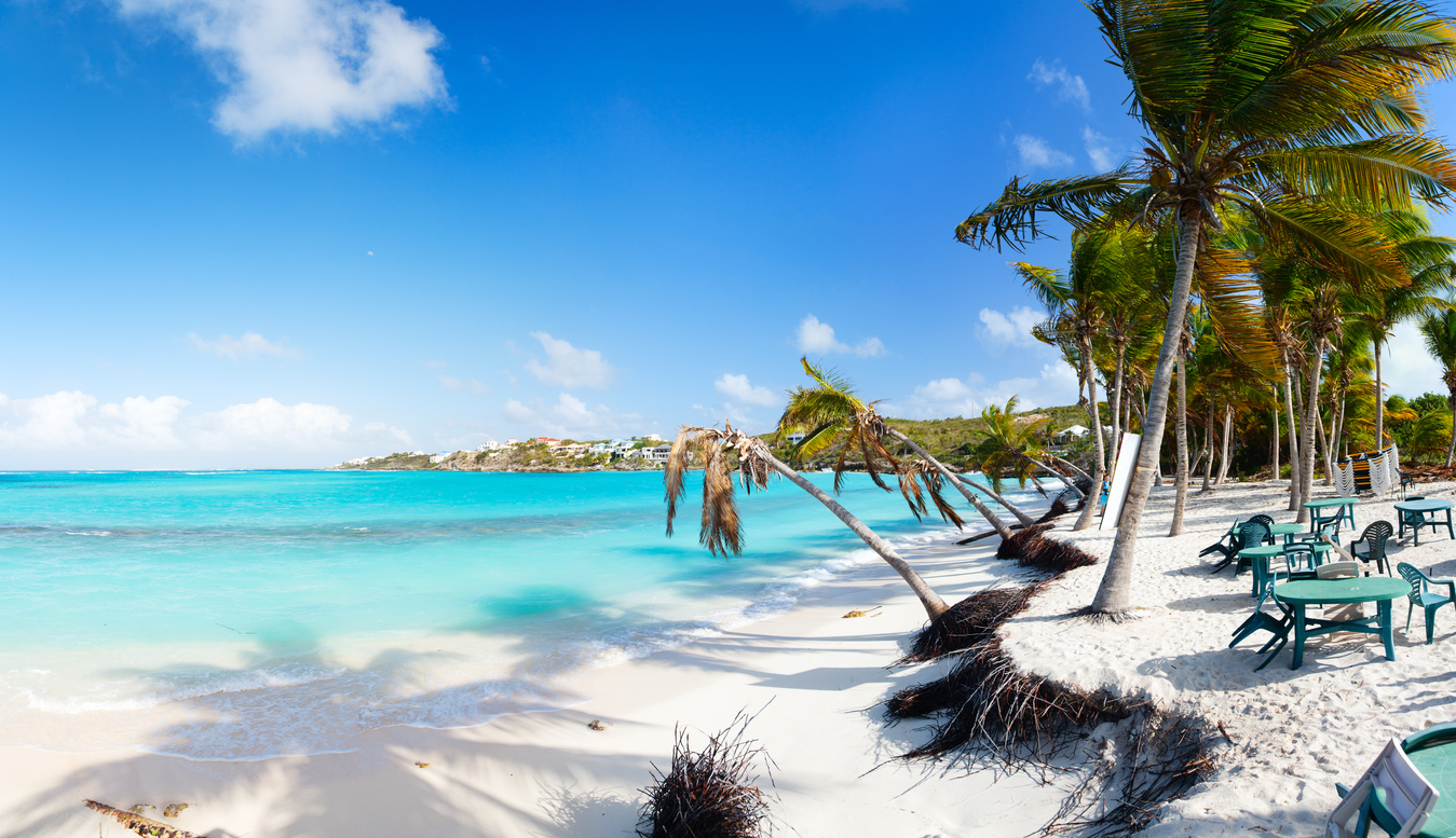 Une plage d'Anguilla dans les Caraïbes | © iStock / shalamov