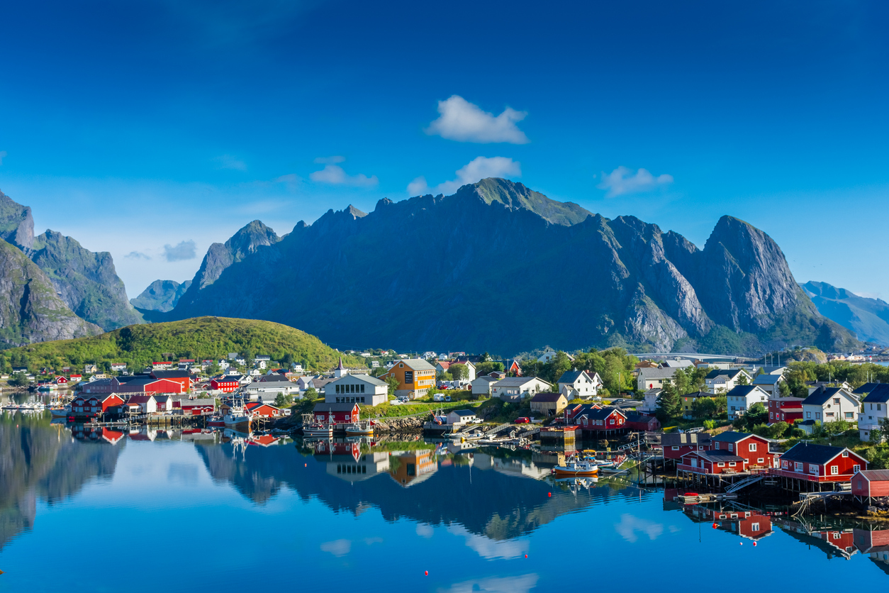 Le village de Reine dans les îles Lofoten, Norvège © iStock/StefanoZaccaria