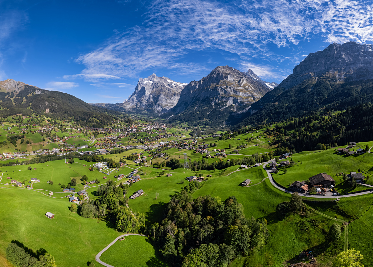 Panorama aérien du village de montagne de Grindelwald, Oberland bernois, Suisse.  © iStock / rusm