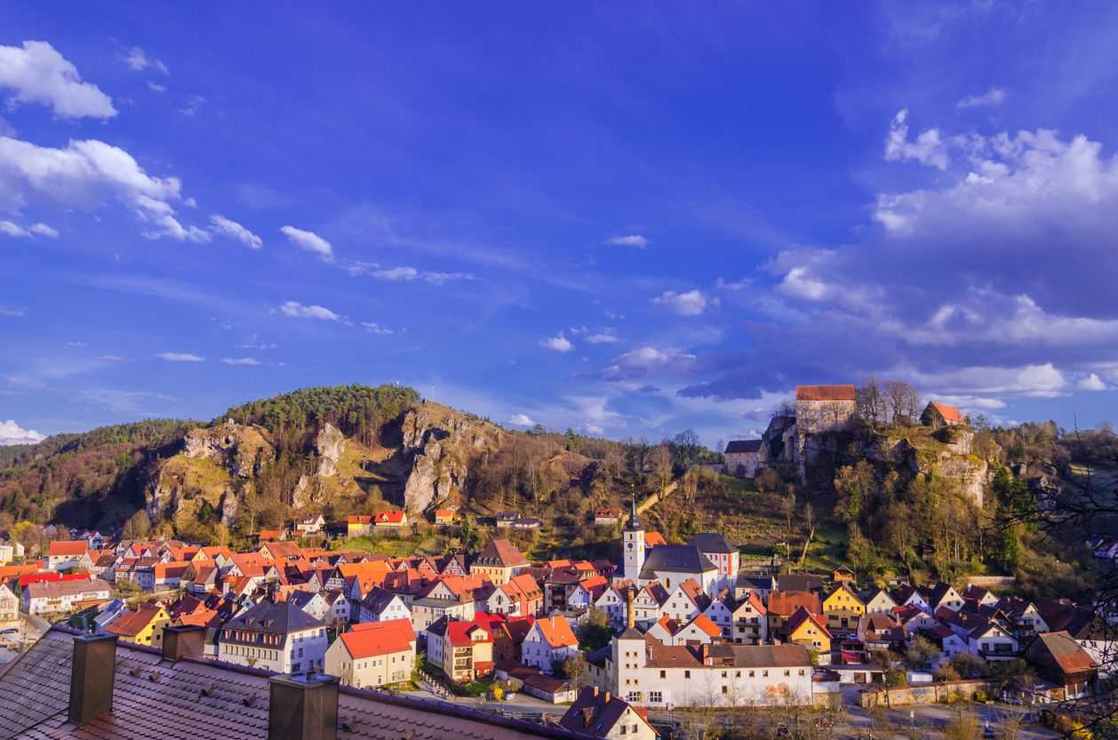 Pottenstein, ville de la Suisse franconienne, Fränkische Schweiz, Franconia, Bavière, Allemagne.  © iStock / :Juergen Sack