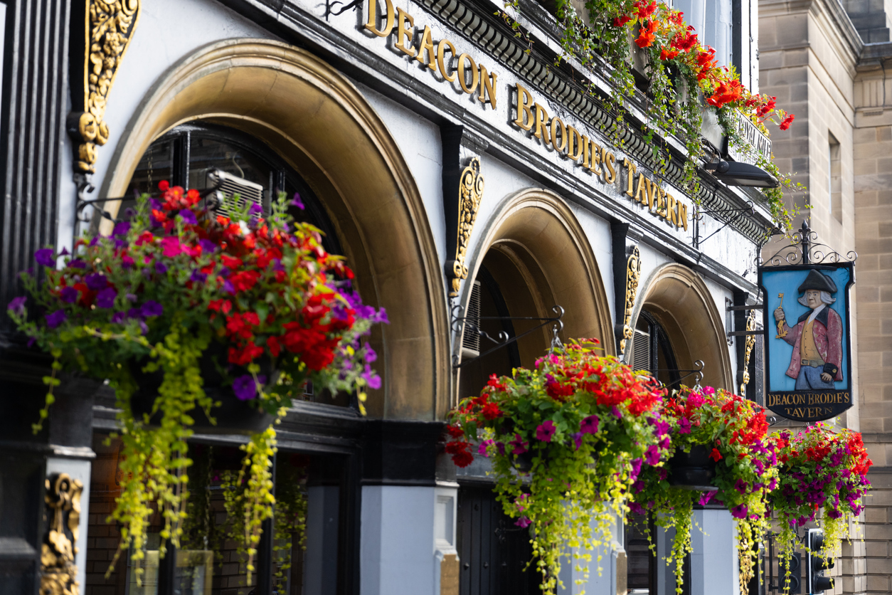  Deacon Brodie's Tavern, un des endroits courus d'Édimbourg pour manger le haggis © iStock / dbstockphoto