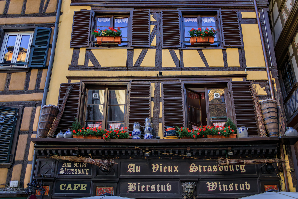 Winstub dans une maison à colombages, Strasbourg, France © iStock / SvetlanaSF