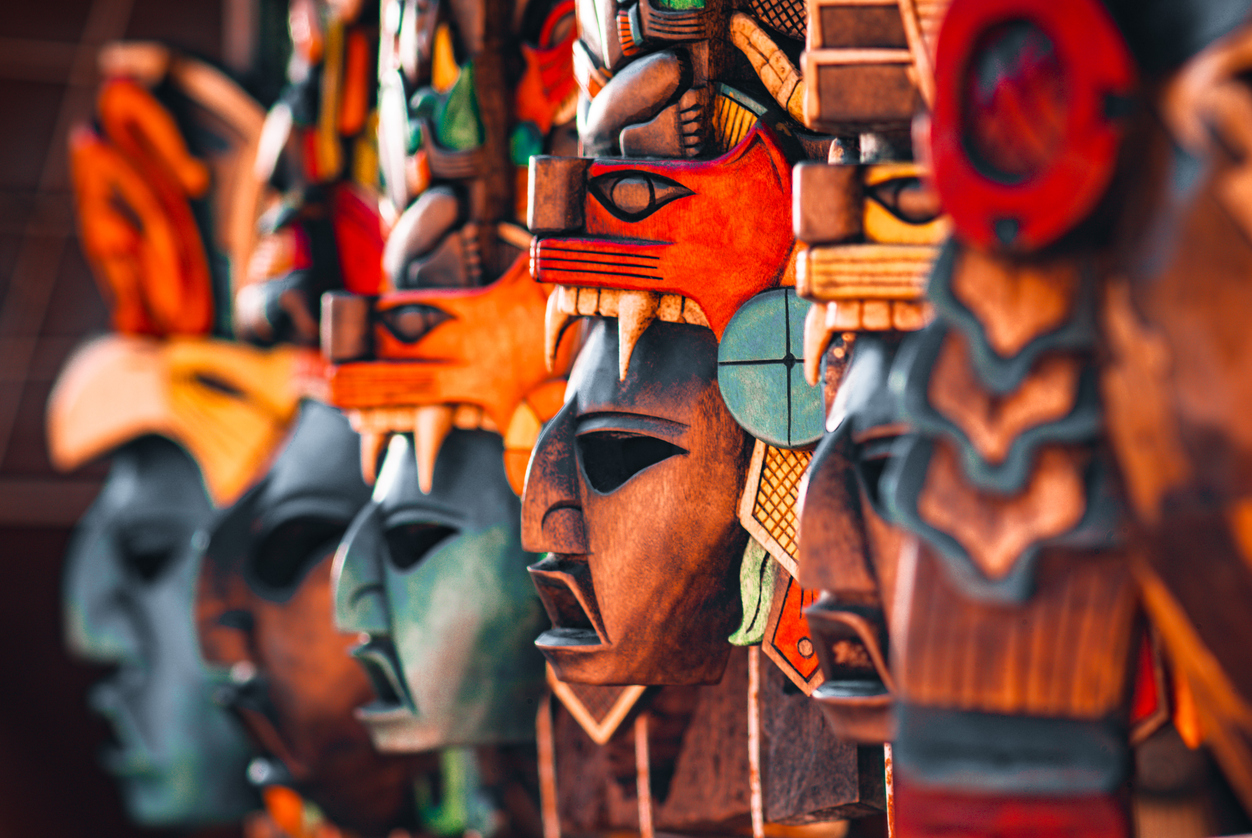 Masques mayas en bois © iStock / Javier Cosio
