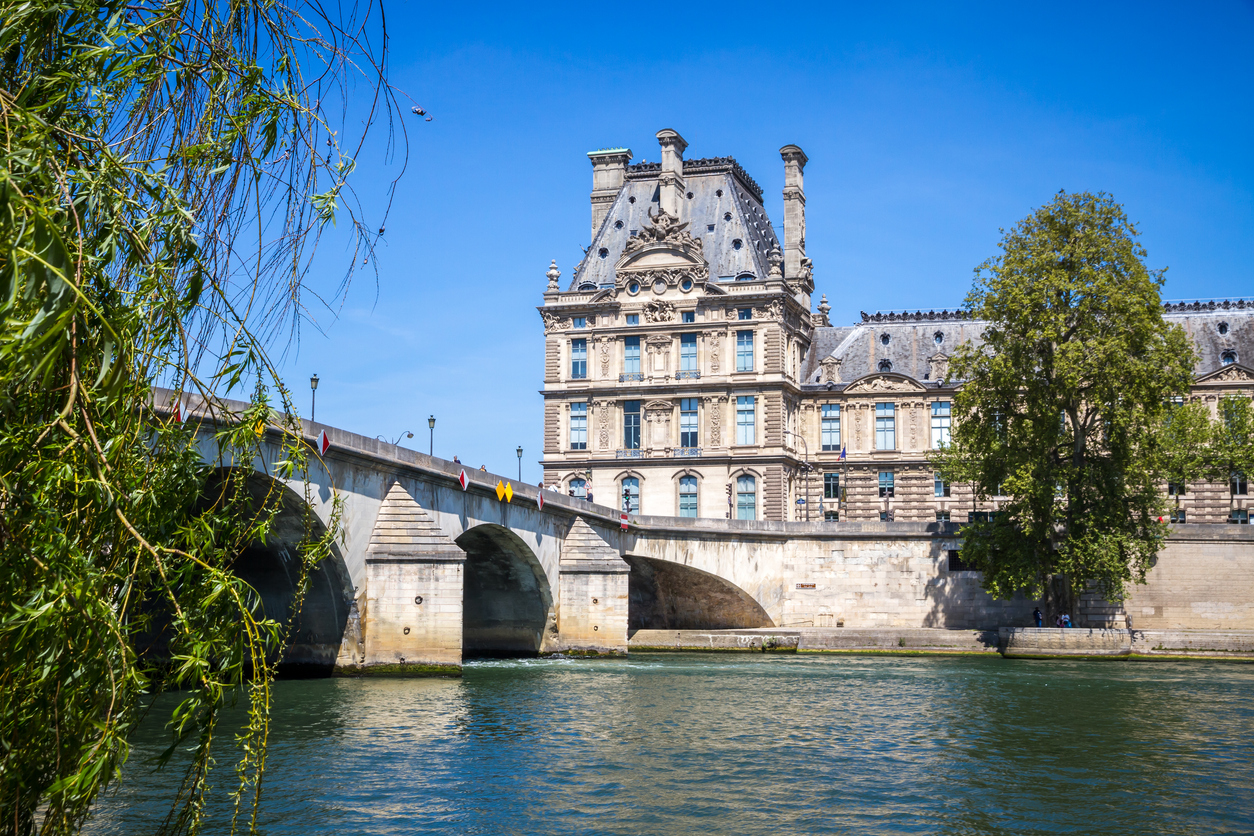 Musée du Louvre et pont royal, Paris, France © iStock / aboost