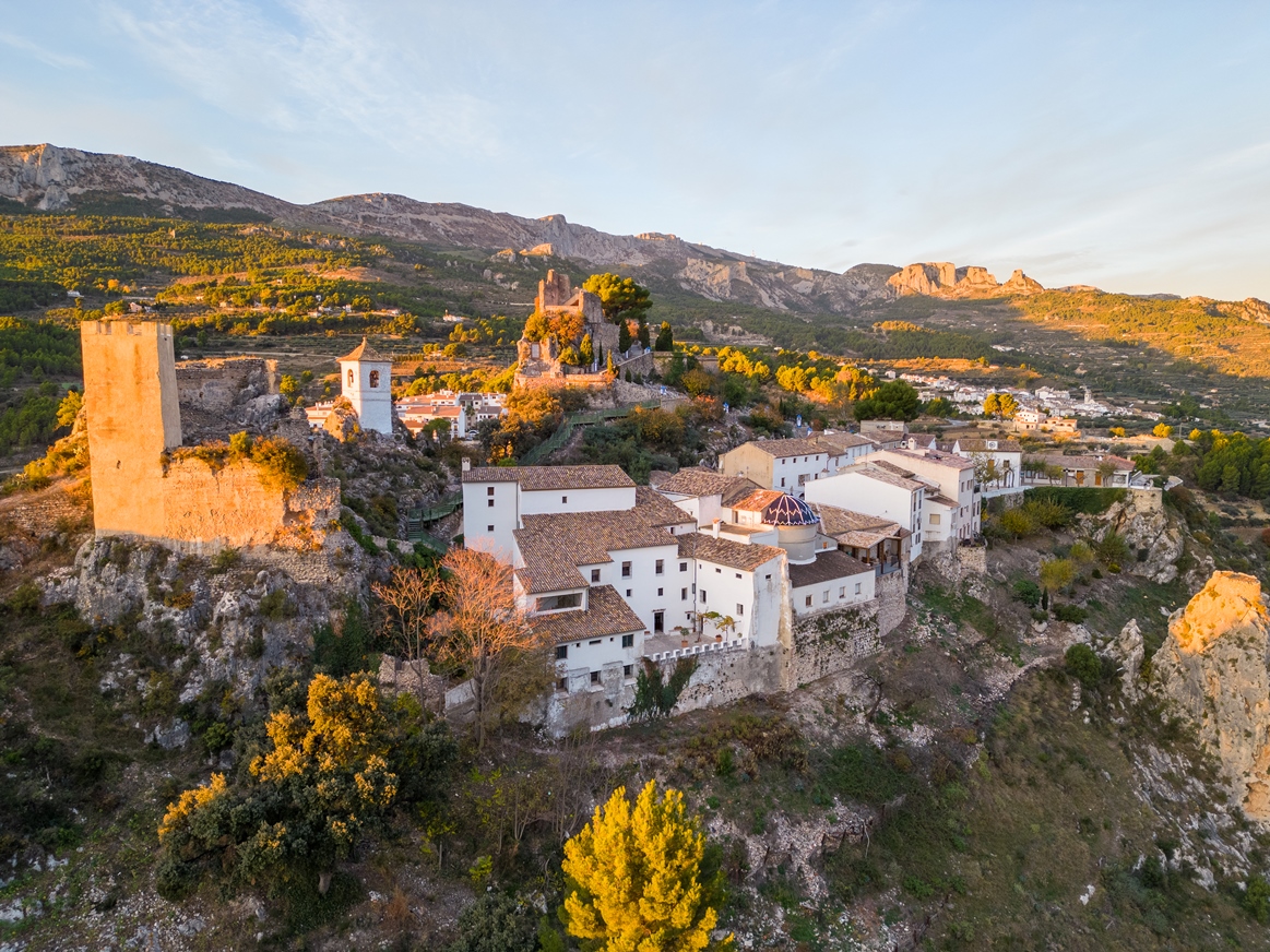Le village de Guadalest, Communauté valencienne, province d'Alicante, Espagne  © iStock / RDphotos