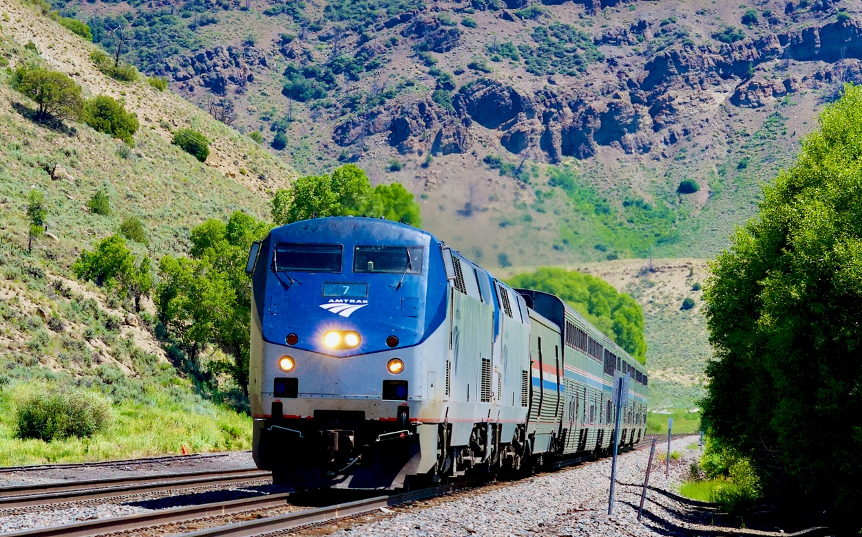 Le train de voyageurs d'Amtrak « California Zephyr » en direction ouest traverse Hot Sulphur Springs.© iStock / John M. Chase