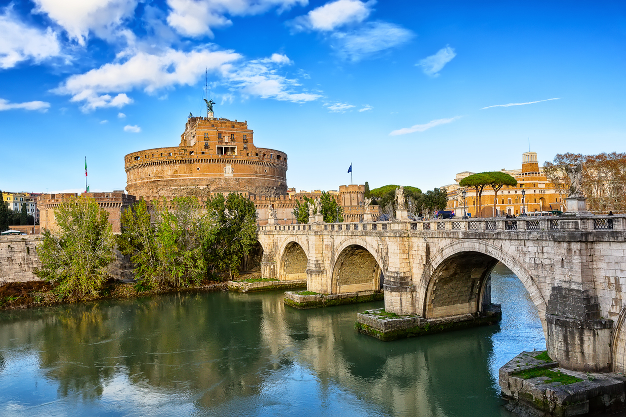 Le Castel Sant'Angelo au bord du Tibre, à Rome, Italie.  © iStock/ Preto_perola