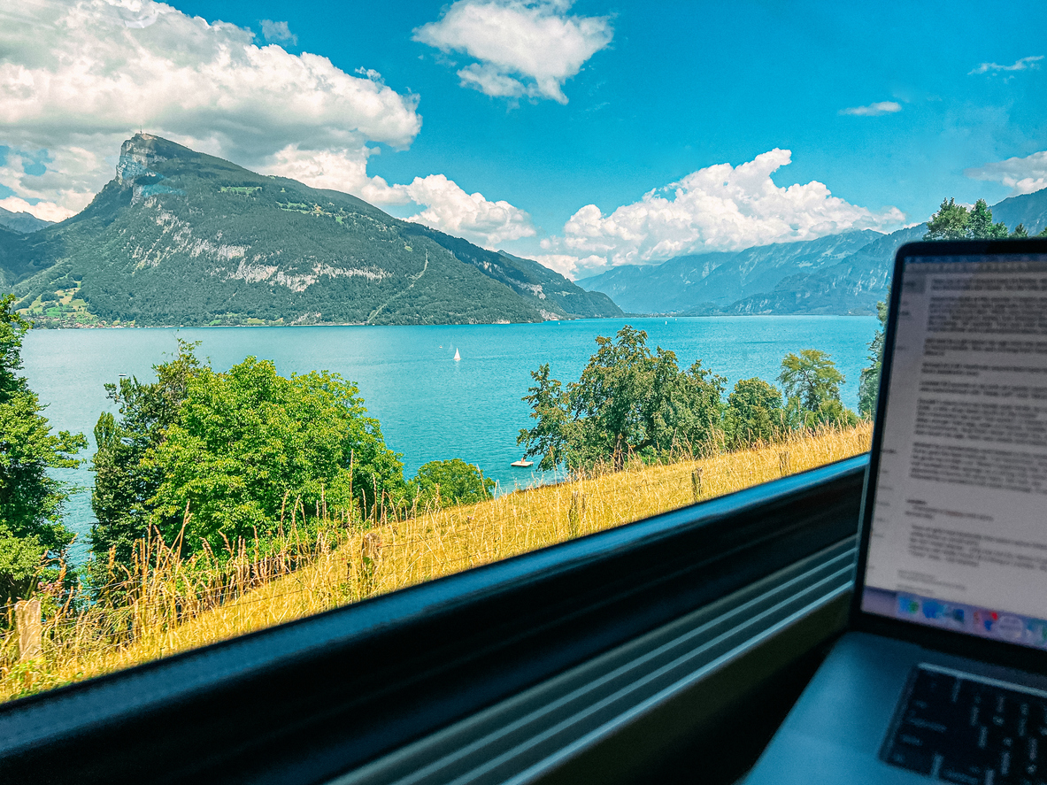 Télétravail à partir d’un train près d’Interlaken en Suisse © iStock / Jeremy Poland