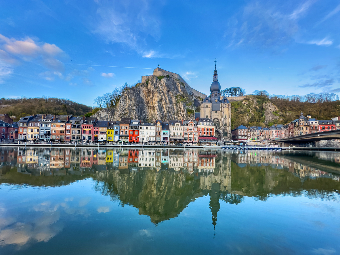 La ville de Dinant en Wallonie, Belgique © iStock / Tom Reedy