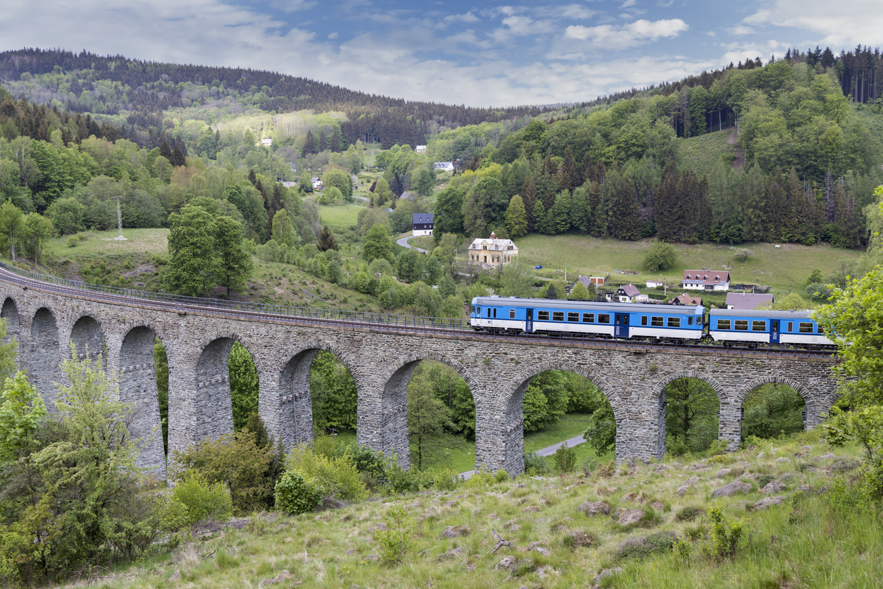 Viaduc ferroviaire Novina à Krystofovo Udoli, Bohême du Nord, République Tchèque. © iStock / phbcz