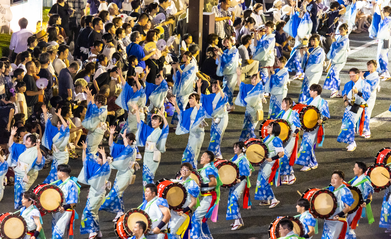 Danseurs au festival Sansa Odori dans la ville de Morioka, Iwate  © iStock / petesphotography