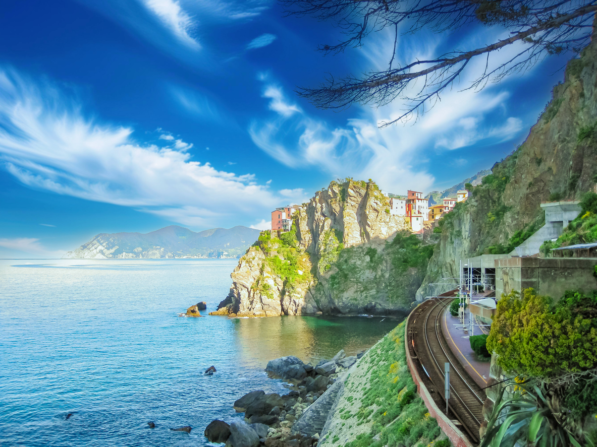 Le chemin de fer qui dessert les Cinque Terre. © ietock / bennymarty
