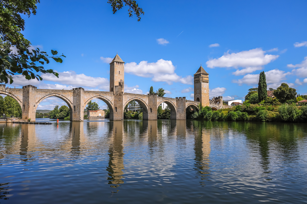 Le pont Valentré à l'ouest de Cahors  © iStock / yujie chen