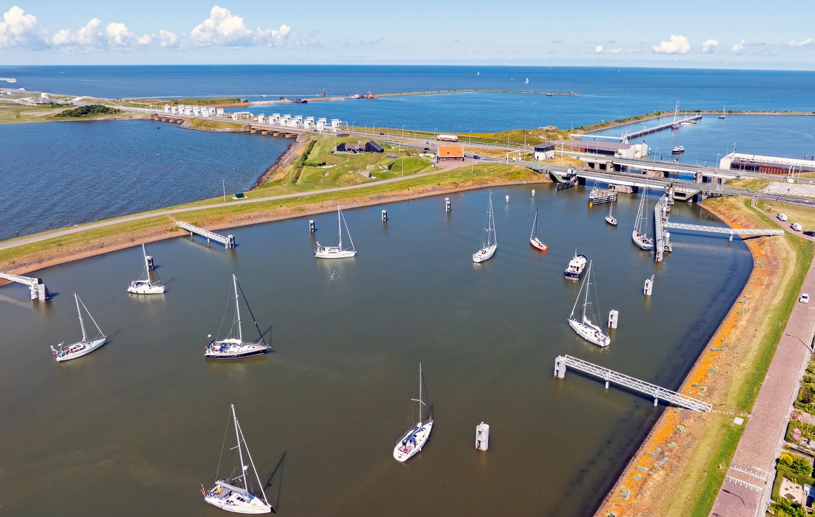 Bateaux en attente aux écluses de Kornwerderzand à l'extrémité nord-est de l’Afsluitdijk, aux Pays-Bas © iStock / Nisangha