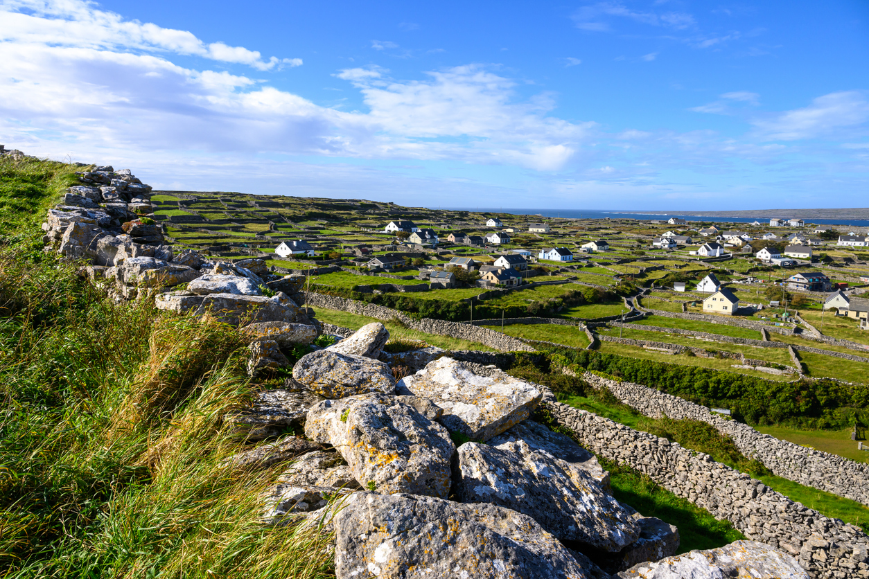 Murs en pierres sèches à Inisheer, îles d’Aran, comté de Galway, Irlande. © iStock /  :Jun Zhang