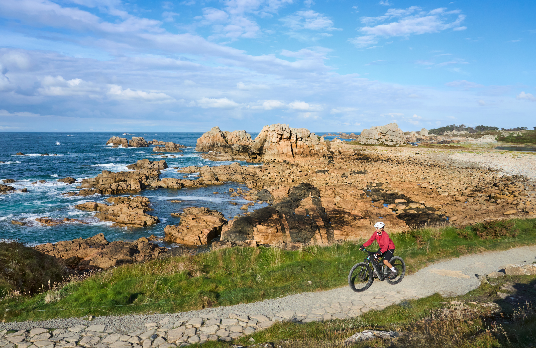 À vélo électrique sur la Côte de granit rose, Bretagne, France. © iStock / Uwe Moser