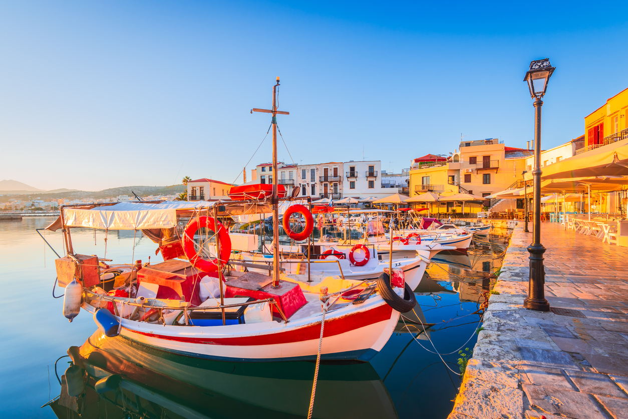 Le port de Réthymnon en Crète, Grèce. iStock / emicristea