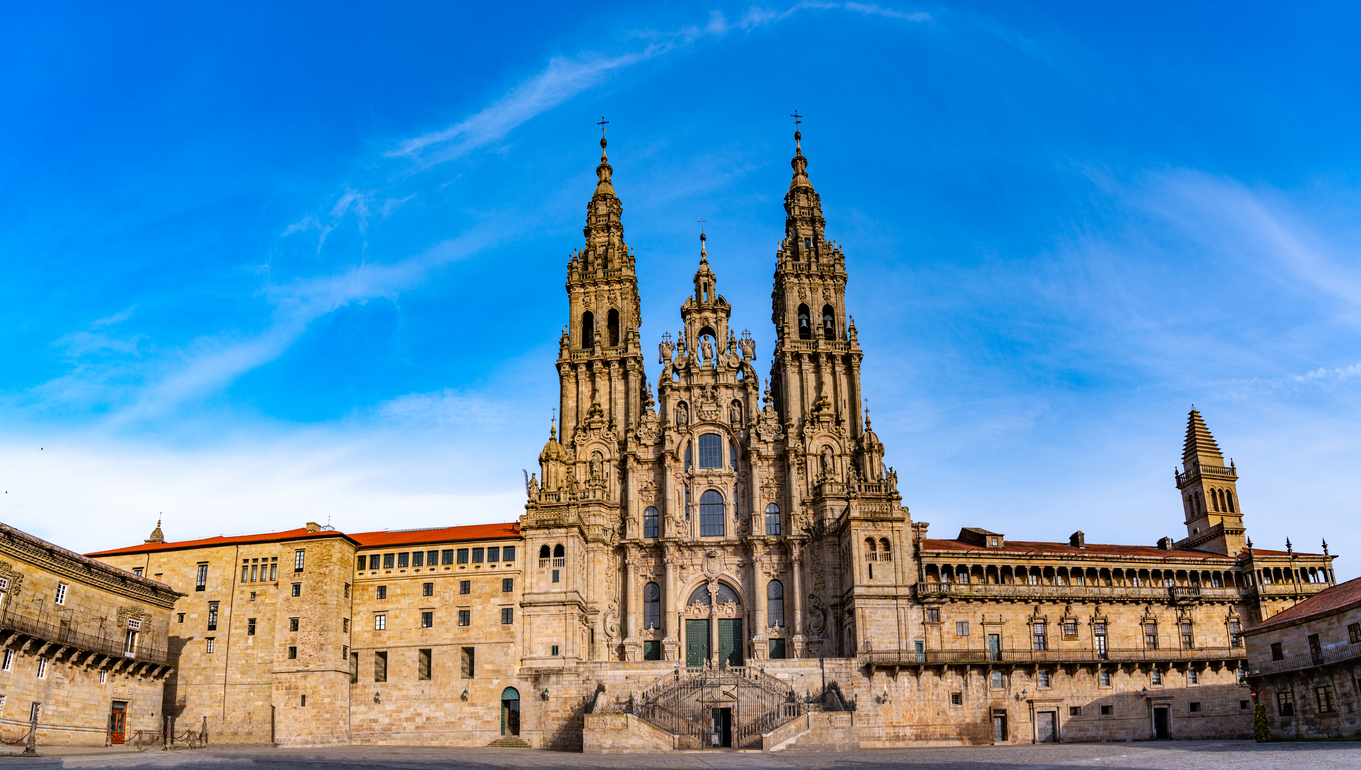 La cathédrale de Saint-Jacques de Compostelle sur la place Plaza Obradoiro, Galice Espagne  © iStock / Mediterranean