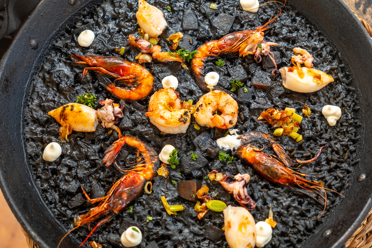  Riz noir à l’encre de seiche et fruits de mer  © iStock / Unaihuiziphotography