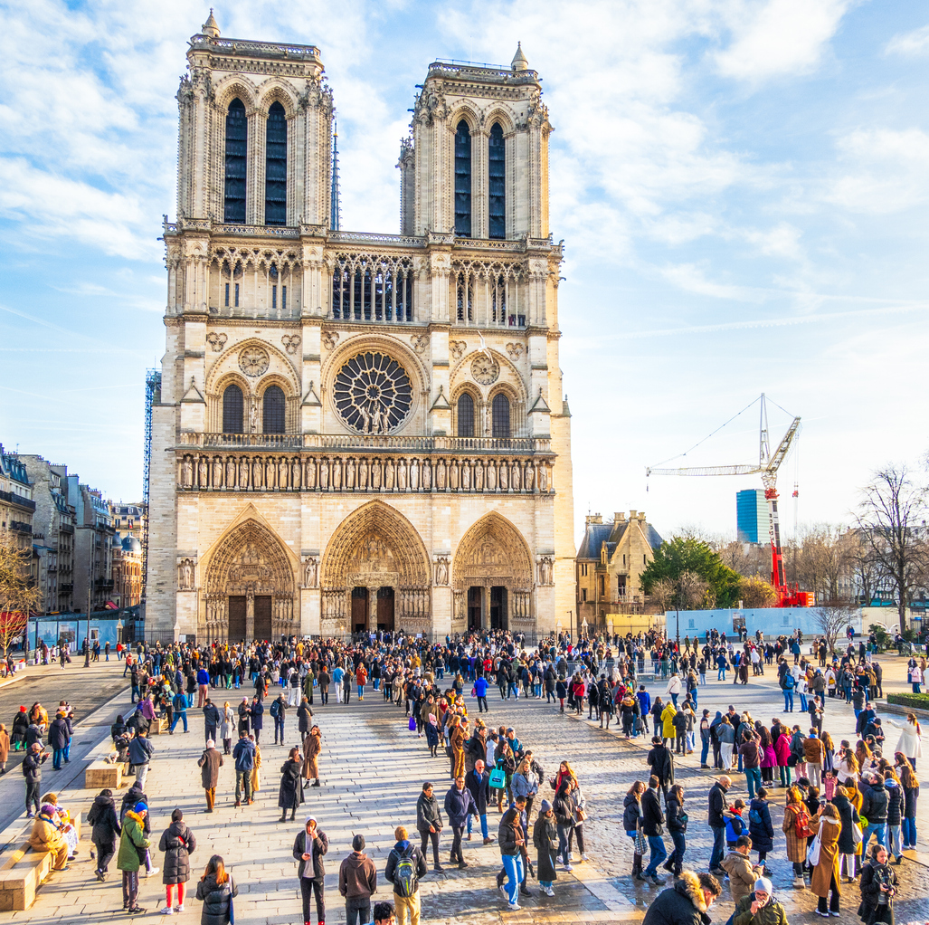 File d'attente devant Notre-Dame de Paris.  © iStock / georgeclerk
