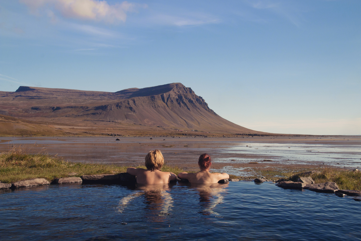 Les sources chaudes de Krosslau alimentent deux piscines géothermiques dans la région des Westfjords en Islande.© iStock / Radoslav Cajkovic