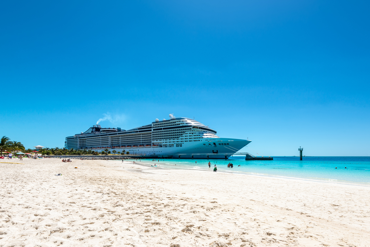 Le navire de croisière MSC Divina est amarré sur l’île d’Ocean Cay, aux Bahamas © iStock / vale_t