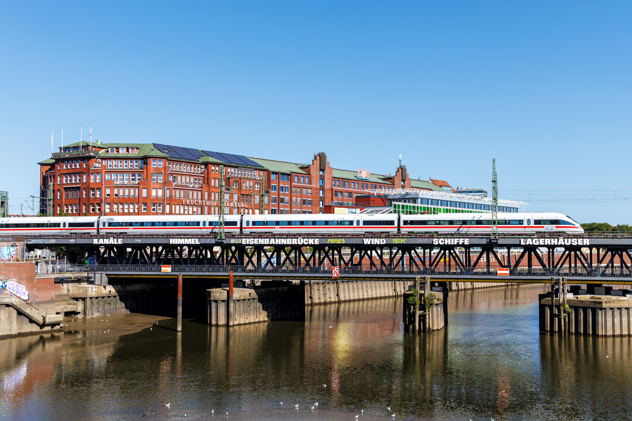 Train à grande vitesse de la Deutsche Bahn sur le pont d'Oberhafen à Hambourg, Allemagne. © iStock / Boarding1Now