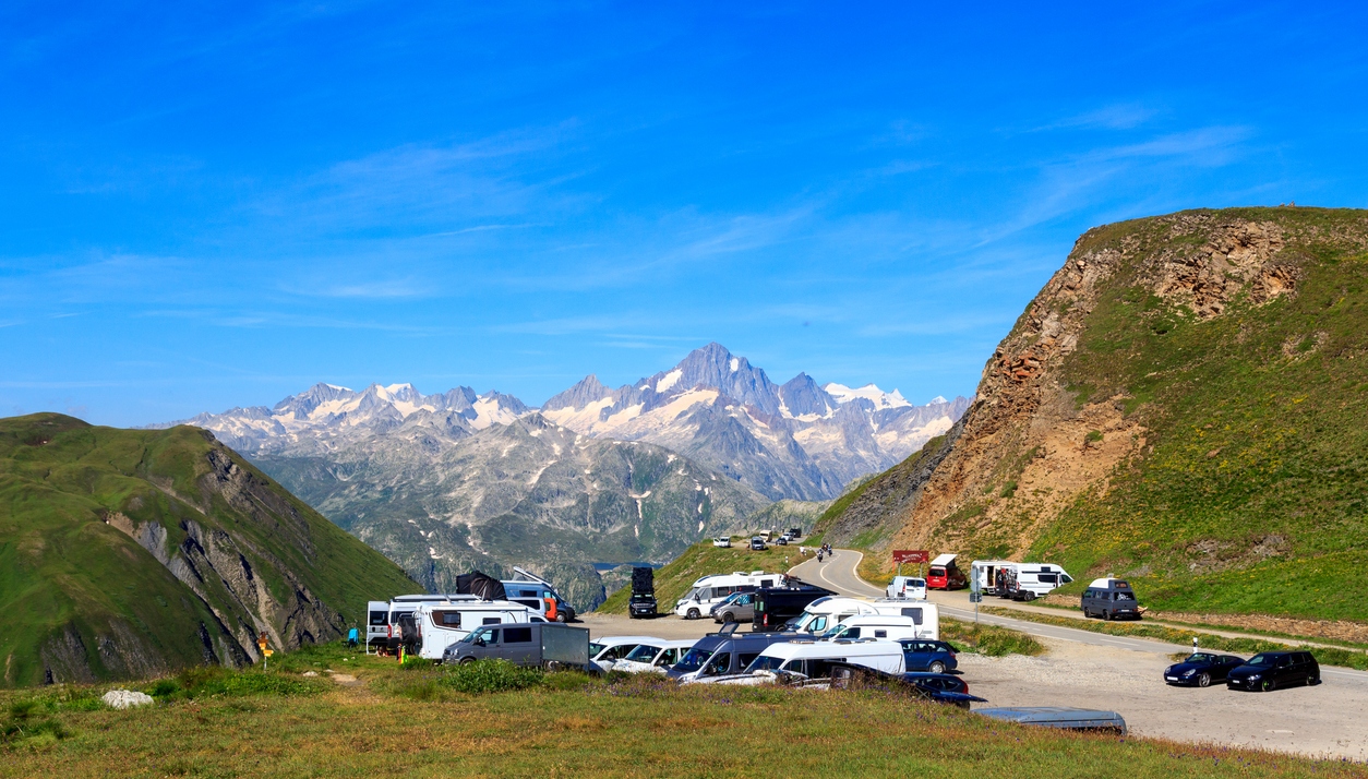 Le Finsteraarhorn et le col de la Furka dans les Alpes suisses, Suisse © iStock / johannes86
