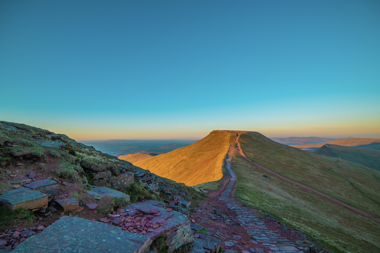 Lumière du lever du soleil sur le sentier menant à Pen y Fan à Brecon Beacons, Pays de Galles, Royaume-Uni.  © iStock / He Du