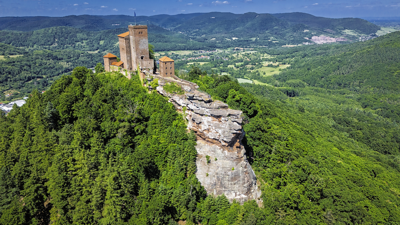 Le château de Trifels sur le mont Sonnenbergen Vasgovie, Allemagne © iStock / -Jo-Lo