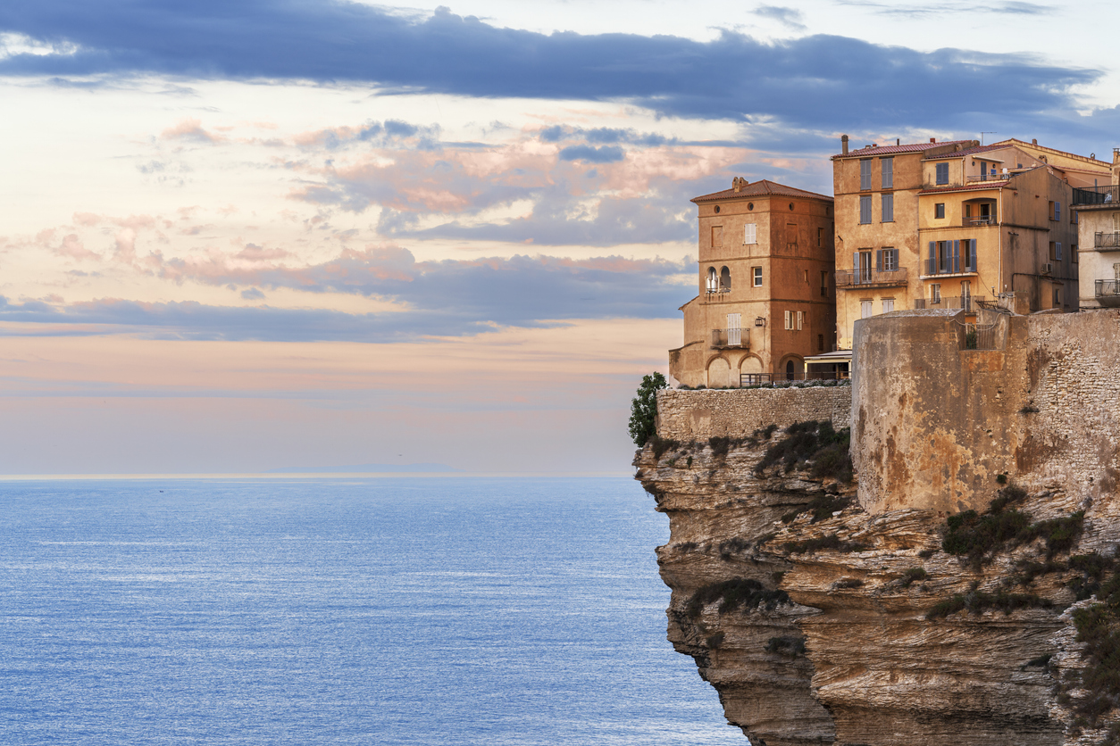 Le village historique de Bonifacio, Corse, France © iStock / Paolo Graziosi