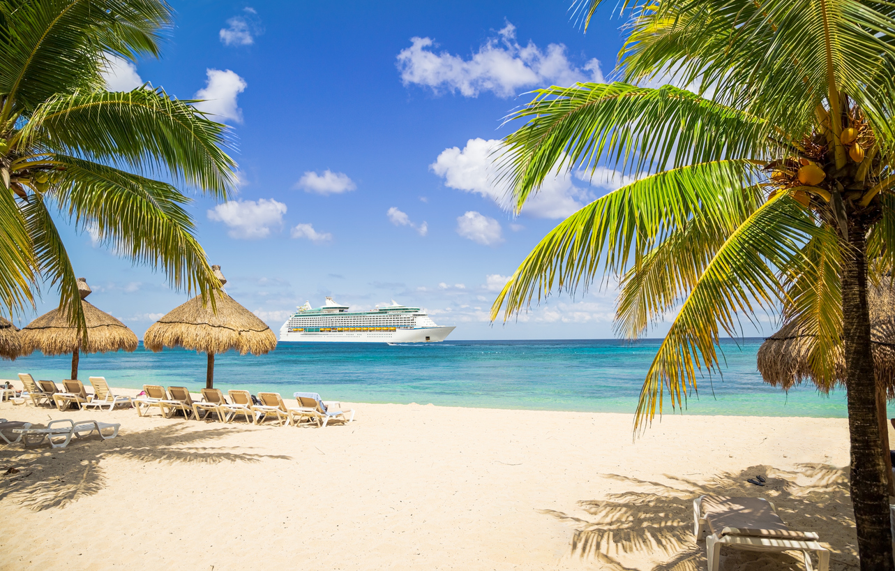 Navire de croisière et plage des Caraïbes  © iStock / Nan104